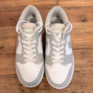 Men’s Nike Dunks size 7 or women’s 8.5